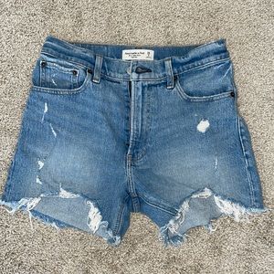 Abercrombie The 4” Mom Short High Rise